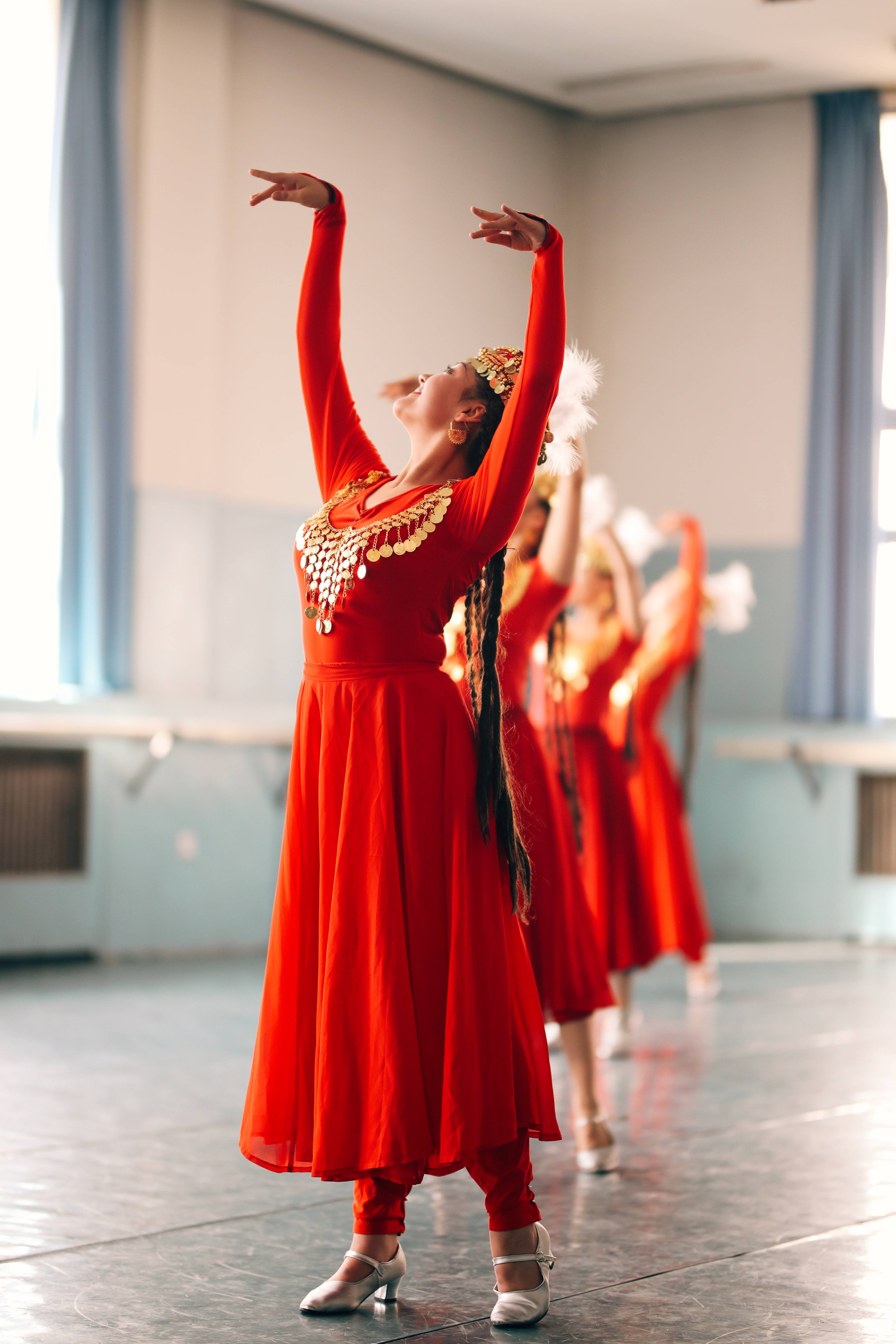 女子舞蹈中,腰部的柔软,舞姿的轻盈等,都是古西域伎乐的继承与发展.