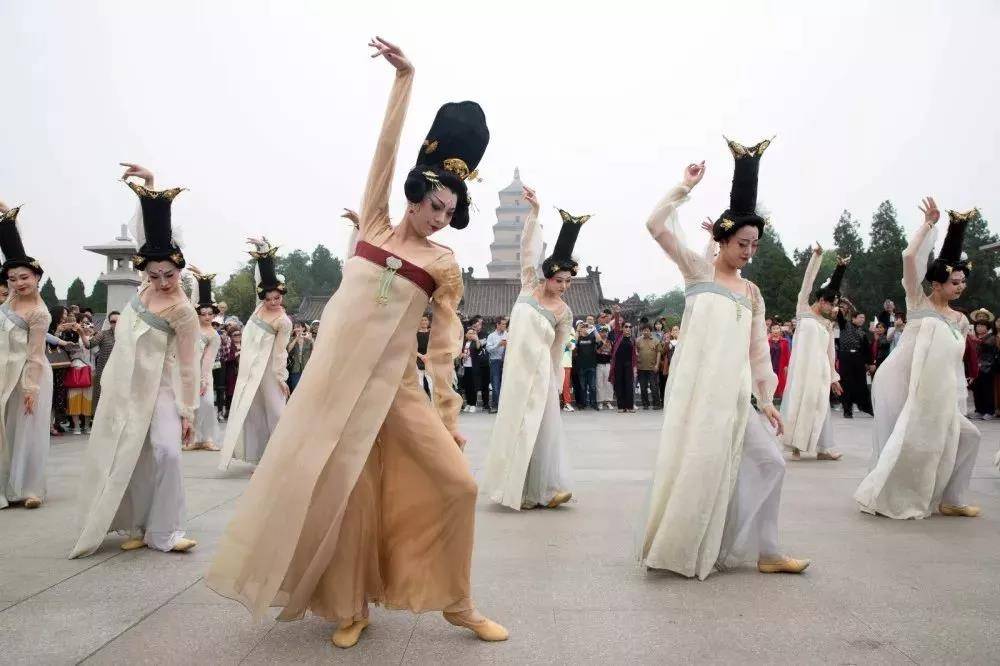 《丽人行》快闪惊艳上演,现场围观者直呼"穿越了"