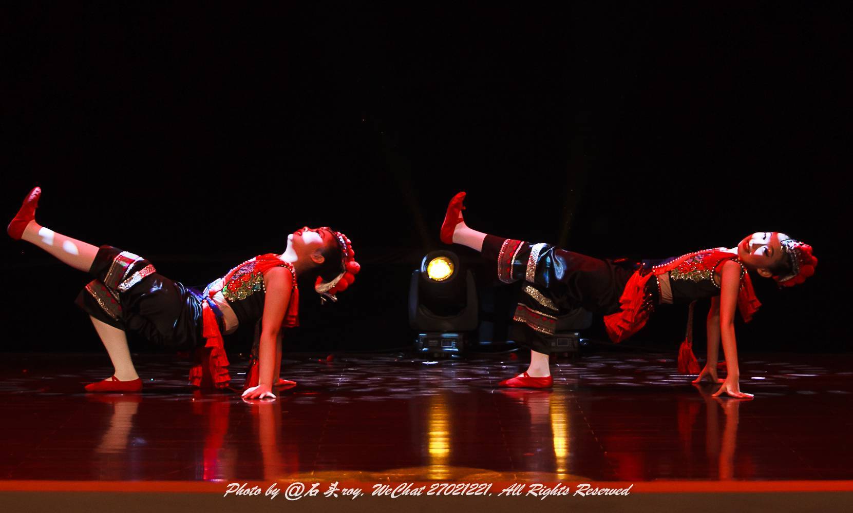 三,哪里练得越累,越狠就去哪里学,腿搬过头顶,会翻跟头才叫学过舞蹈